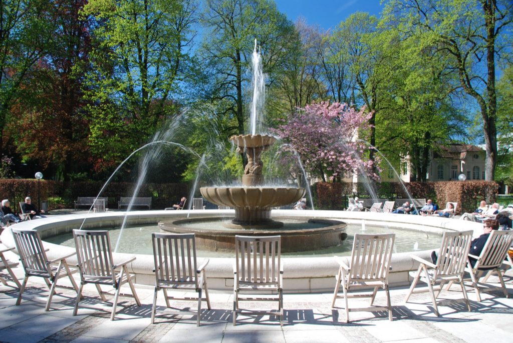 Kurgarten - Entspannung am Brunnen im Frühjahr